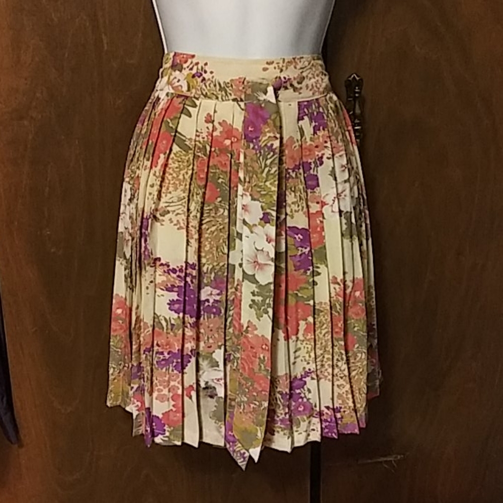NWOT DARLING CREME FLORAL PLEATED SKIRT